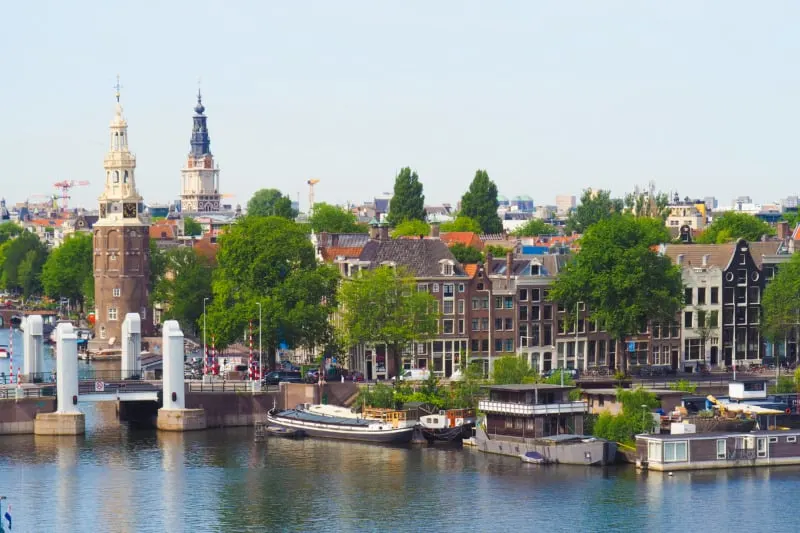塔的阿姆斯特丹运河房屋